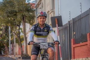 Candidato plantea recortar a la mitad ingresos de concejales