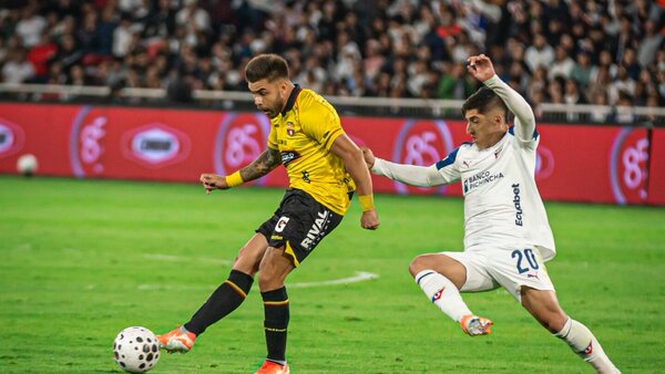 Villalba sella el triunfo de Barcelona en la cancha de Liga de Quito
