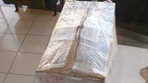 ¡Lo que le querían encajar! Abrió su encomienda y encontró lo prohibido