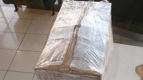 ¡Lo que le querían encajar! Abrió su encomienda y encontró lo prohibido