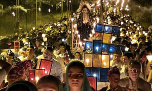 Entre lluvia y antorchas, Tañarandy reunió a una multitud en Viernes Santo - OviedoPress