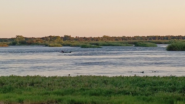 Vuelco de embarcación en el río Paraná: familia se salva de milagro en Ayolas
