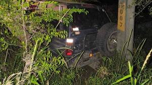 Conductor perdió el control de su camioneta y cayó en una zanja