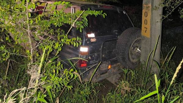 Conductor perdió el control de su camioneta y cayó en una zanja