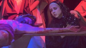 Popular / (GALERÍA) ¡Miss apareció como la Virgen María en pleno Vía Crucis!