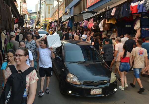 Video: Sábado Santo dispara ventas y congestión en frontera de Ciudad del Este - ABC en el Este - ABC Color