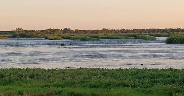 La Nación / Familia se salvó de morir ahogada tras vuelco de embarcación en el río Paraná