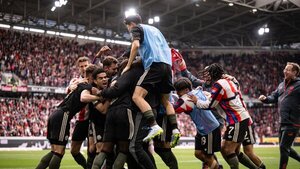 El Bayern sufre, remonta un 2-0 y se impone en Friburgo