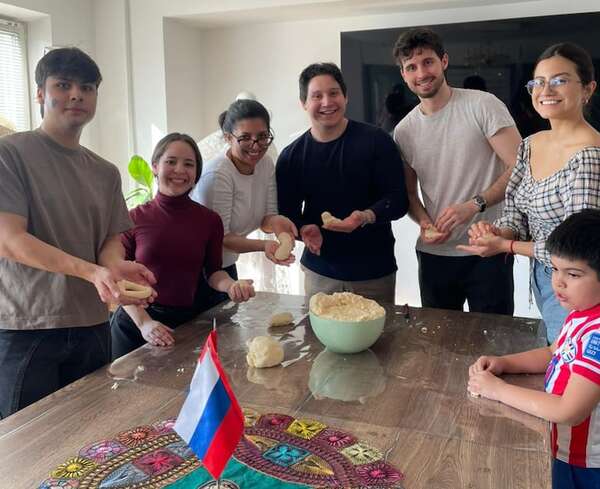 Semana Santa: así los paraguayos en Rusia adaptan la chipa para mantener viva la tradición - Mundo - ABC Color