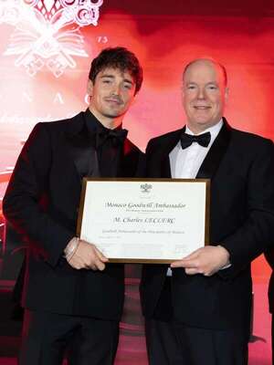 Charles Leclerc recibió su certificado de Embajador de Buena Voluntad de manos de Alberto de Mónaco - Gente - ABC Color