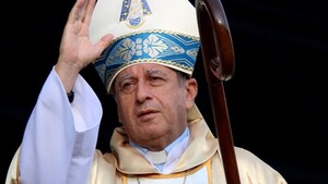 Obispo Ricardo Valenzuela cuenta cómo decidió cambiar la bata blanca por sotana