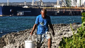 Cuba descarga crudo de petrolero ruso y prepara refinamiento