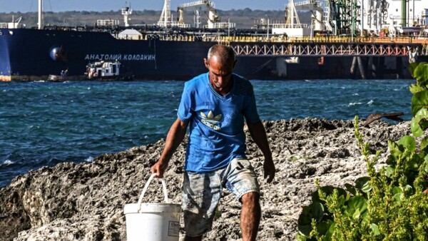 Cuba descarga crudo de petrolero ruso y prepara refinamiento