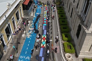 Salvadoreños presentaron alfombra de sal de más de 1 km en Semana Santa