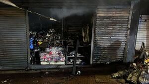 Incendio arrasa casillas de venta en el microcentro de Ciudad del Este - ADN Digital