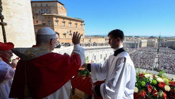León XIV en su primer mensaje de Pascua: Llamada a la paz sin concretar conflictos