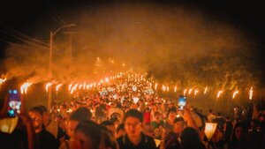 Tañarandy 2026: bajo el resplandor de 20.000 candiles de apepú, San Ignacio honra el legado de Koki Ruiz