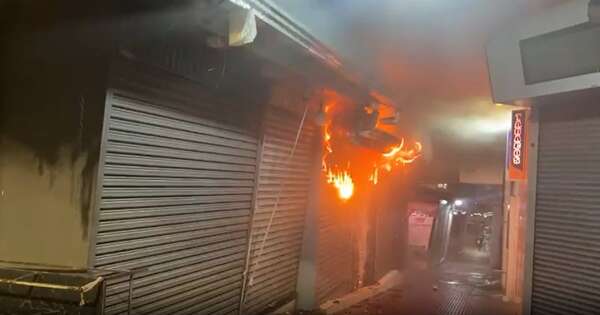 La Nación / Incendio arrasó con siete locales comerciales en centro de Ciudad del Este