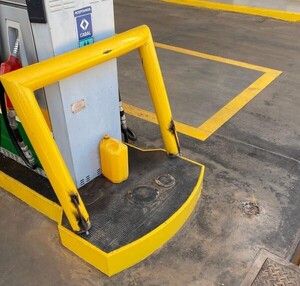 Niña de 3 años muere tras caída de estructura metálica en estación de servicio