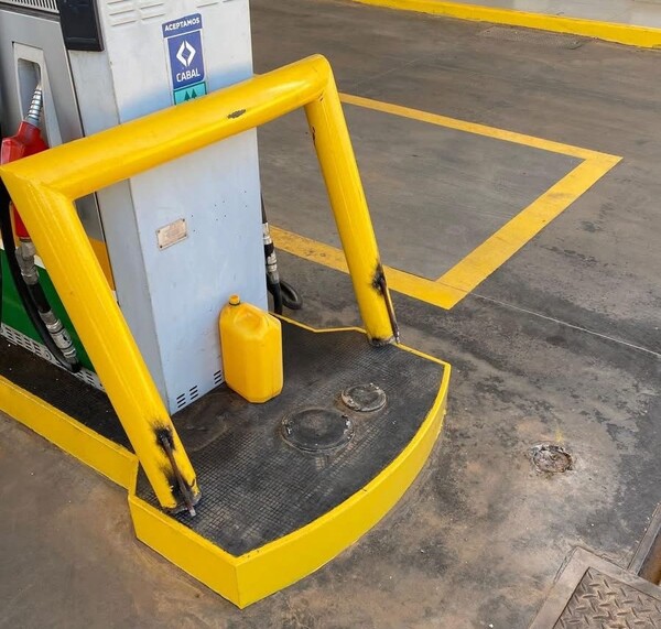 Niña de 3 años muere tras caída de estructura metálica en estación de servicio