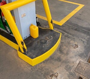 Niña pierde la vida tras caída de estructura en servicentro