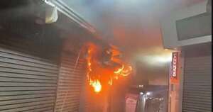 La Nación / Incendio arrasó con siete locales comerciales en centro de CDE