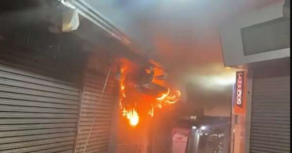 La Nación / Incendio arrasó con siete locales comerciales en centro de CDE