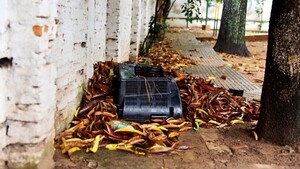 Combo de abandono: La Plaza 1811 está sucia, con adictos y se inunda