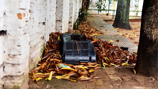 Combo de abandono: La Plaza 1811 está sucia, con adictos y se inunda