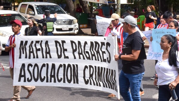 Mafia de pagarés: Vía remates mandarán a la calle a dos familias