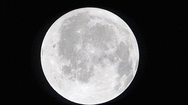 Artemis II sobrevuela hoy la cara oculta de la Luna