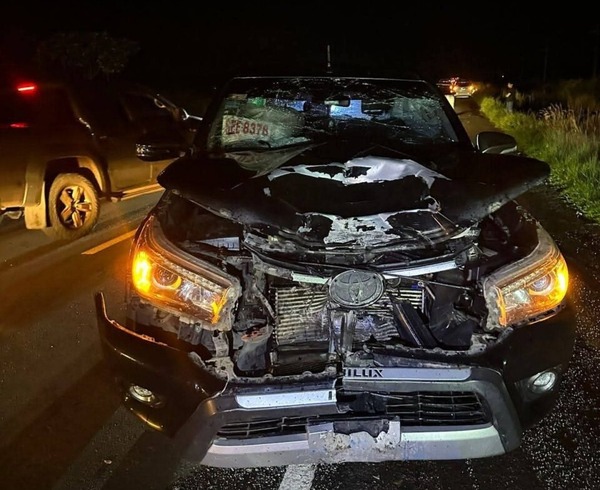 Dos adolescentes pierden la vida tras colisión entre motocicleta y camioneta