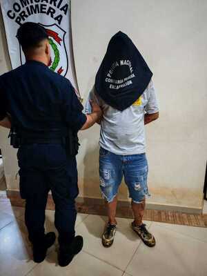 Motociclista ebrio choca contra camioneta estacionada