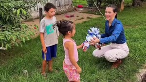 Popular / (VIDEO) ¡Ñande Miss Universo salió a repartir huevos de Pascuas!