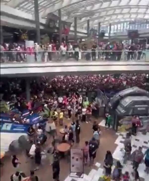 [VIDEO] Influencer hizo lluvia de dinero y armó sarambí