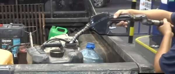 Usuarios indican que tendrán que reajustar el bolsillo, tras nueva suba de los combustibles - Economía - ABC Color