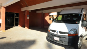 Hospital de referencia hace cirugía en butacas y viceministro solo plantea derivar para la próxima