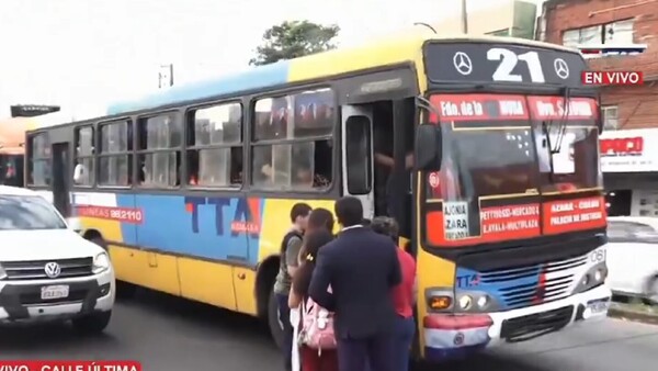 Pasajeros denuncian horas de espera y buses repletos al retorno de Semana Santa