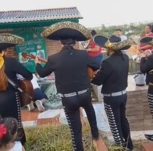 [VIDEO] ¡Emotivo! Luego años volvió de España y llevó serenata a su madre, en el cementerio