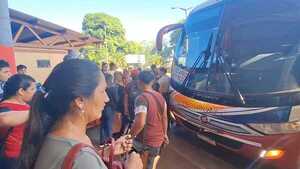 Intenso movimiento de pasajeros en terminal de buses de Coronel Oviedo