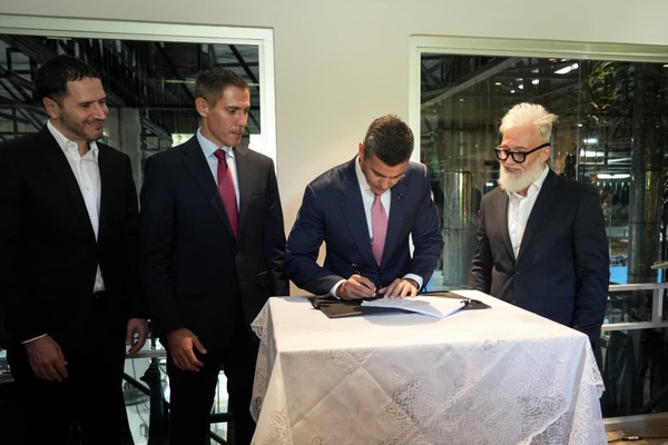 Peña firma decreto que moderniza el régimen de maquila en Paraguay - El Trueno