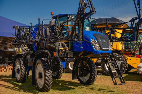 New Holland lanza la línea de cosechadoras CR y el pulverizador Defensor 2500 en Innovar 2026 - Amigo Camionero