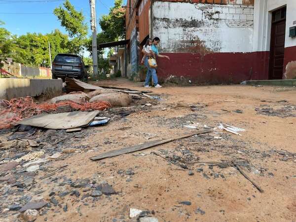 Desagüe del Abasto cumple 2 años: madres y niños caminan entre zanjas abiertas - Nacionales - ABC Color