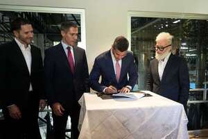 Ejecutivo pone en vigencia reglamentación de la Maquila con foco en servicios e inversiones  - Economía - ABC Color