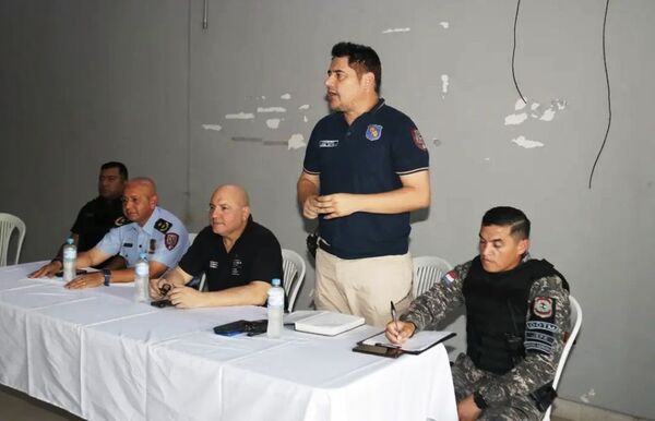 Destituyen a viceministro tras dar charla con comisario denunciado •