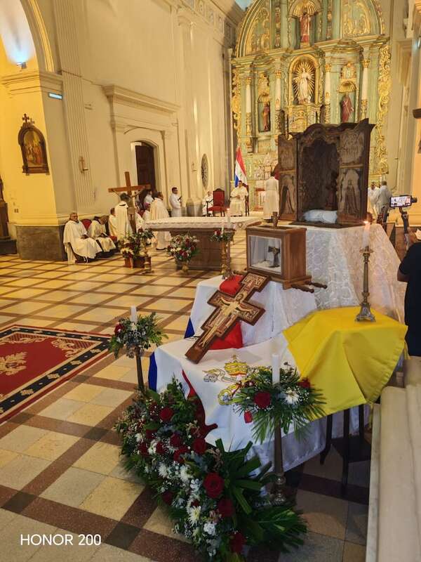 Reliquia de San Francisco de Asís ya bendice a Paraguay y así fue recibida en Asunción - Nacionales - ABC Color