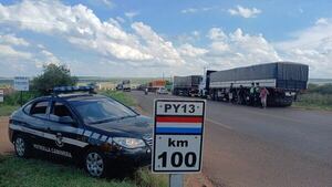 Camioneros se manifiestan en Vaquería para exigir aumento del flete - Economía - ABC Color