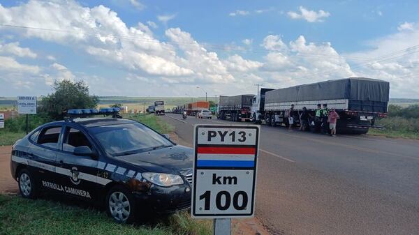 Camioneros se manifiestan en Vaquería para exigir aumento del flete - Economía - ABC Color