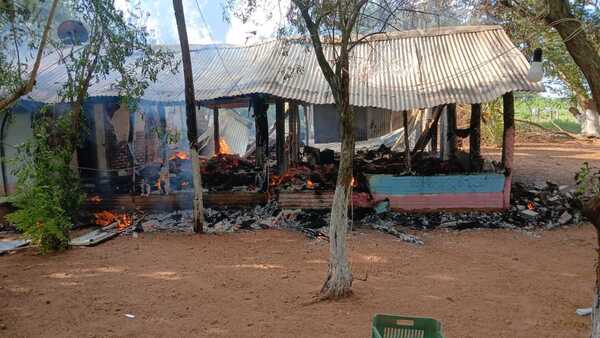 Incendio deja en la calle a septuagenaria y su familia en zona rural de Loreto