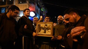 Fieles acompañan la reliquia de San Francisco de Asís en Asunción